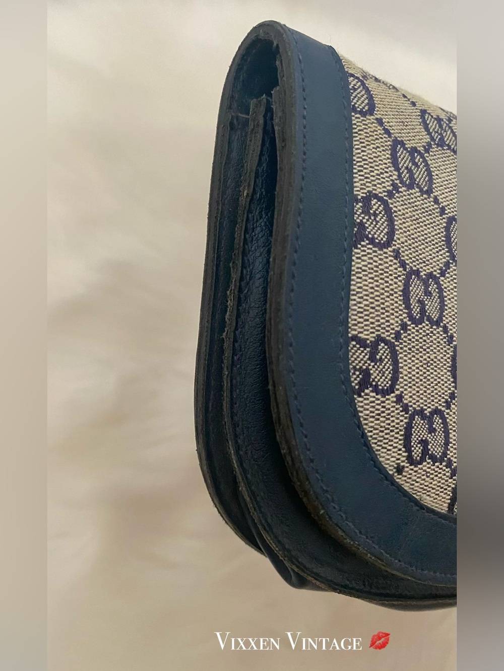 VINTAGE 1960’S GUCCI LEATHER GG MONOGRAM JACQUARD CLUTCH IN NAVY - Picture 5 of 13